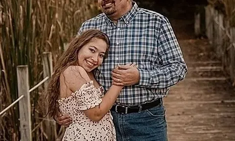 Cô nhân viên 22 tuổi yêu ông chủ tuổi 53